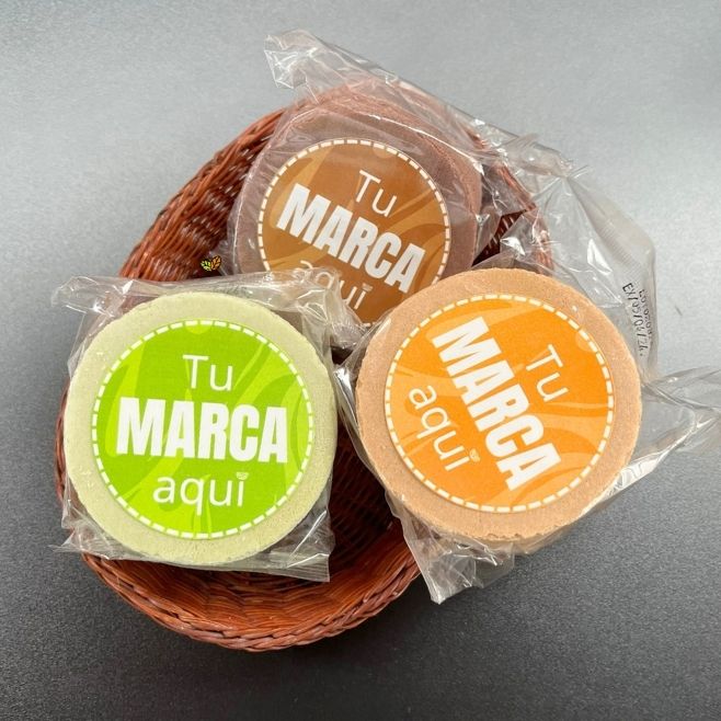 canasto color café con 3 obleas de amaranto diferentes sabores y una etiqueta que dice tu marca aqui botanas saludables para vender