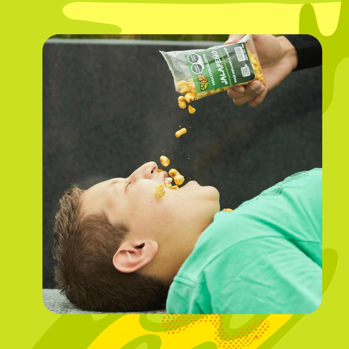 pablo-daniel-amador-socio-de-maicitos-bloffis-con-bolsita-jalapeño-botana