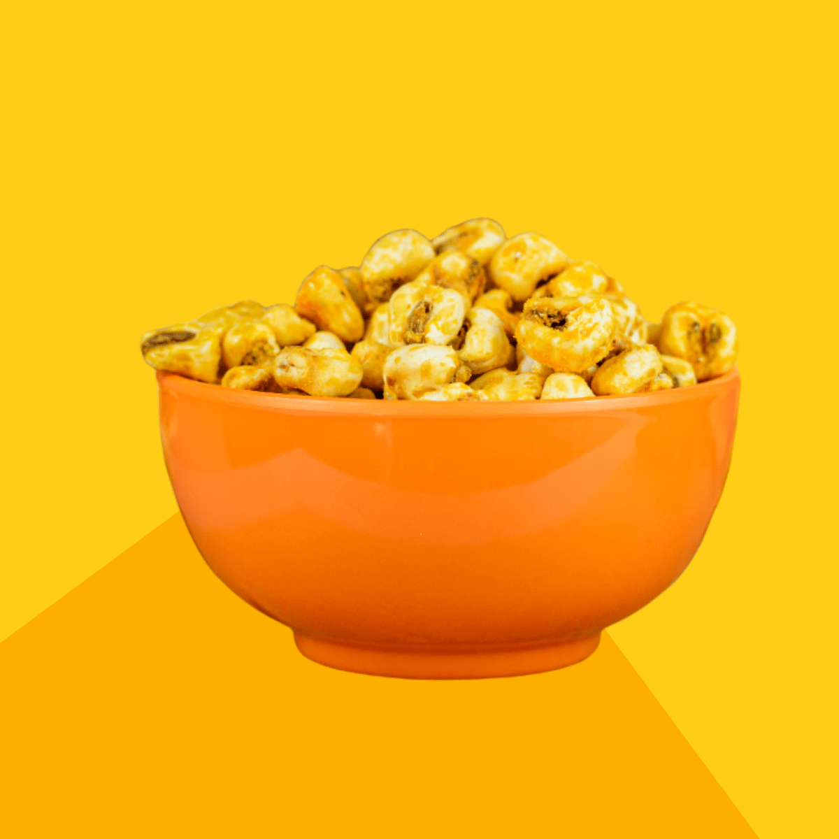 Tazón naranja lleno de Maicitos inflados al vapor de Botanas Blofis sobre fondo amarillo