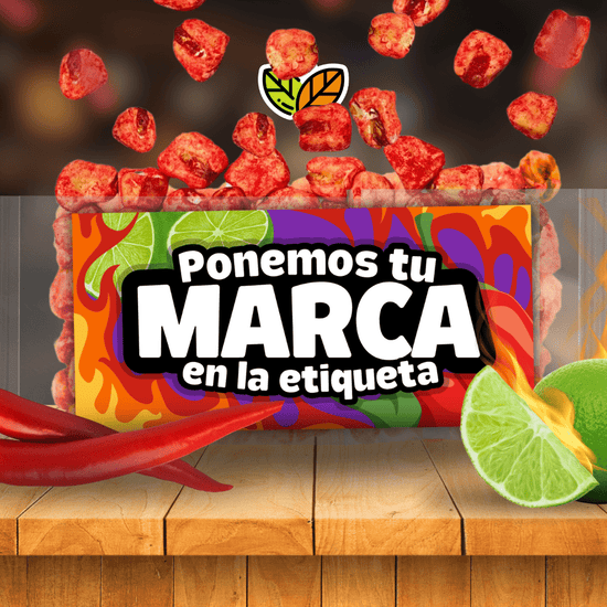 Maicitos inflados sabor chile y limón en empaque personalizado con opción de marca. Fondo con chiles rojos y limones frescos.