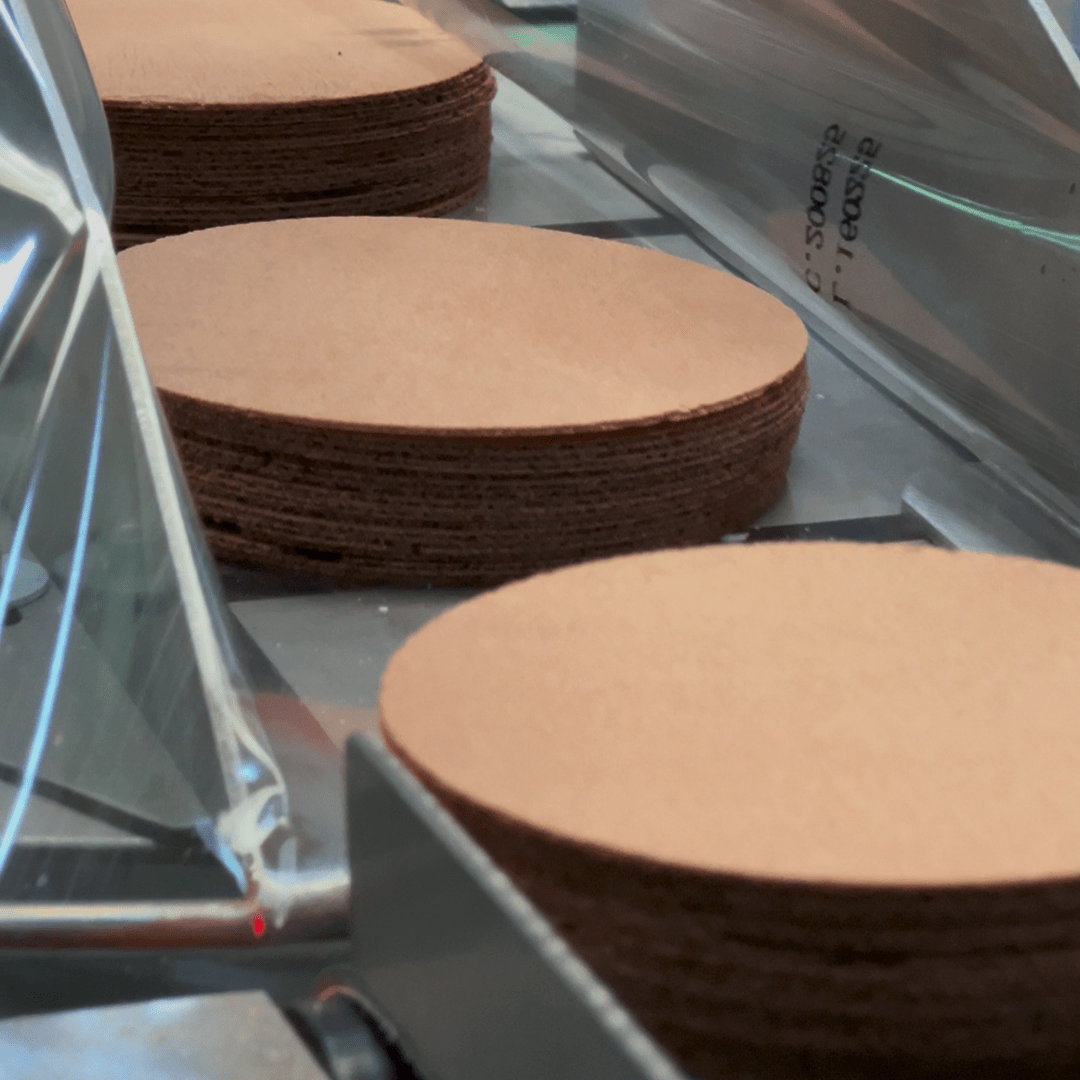 Fabricante de obleas de amaranto en México con producción a gran escala para distribución al mayoreo. Proceso de elaboración de obleas sabor chocolate, cuidando calidad y estándares de frescura. Proveedor confiable de botanas saludables para escuelas, cafeterías y negocios.