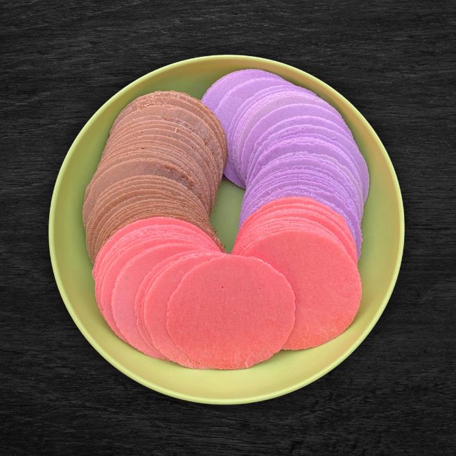 tazón hondo de color verde con obleas de amaranto frutos rojos obleas de amaranto taro obleas de amaranto chocolate