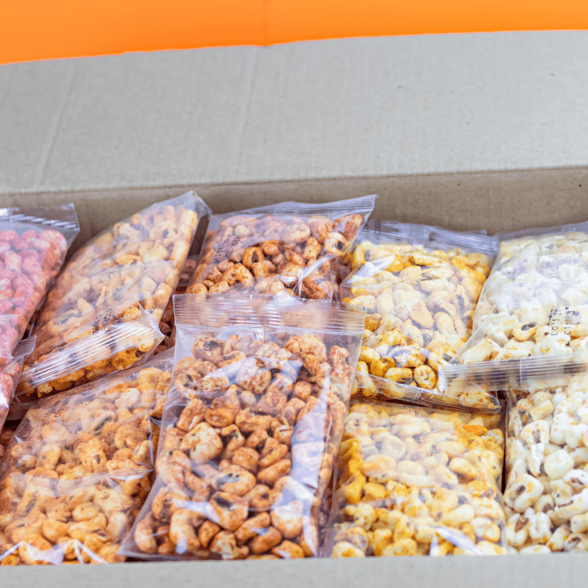 caja con maiz inflado al vapor botana para vender sin etiqueta marca blofis fabrica de maicitos