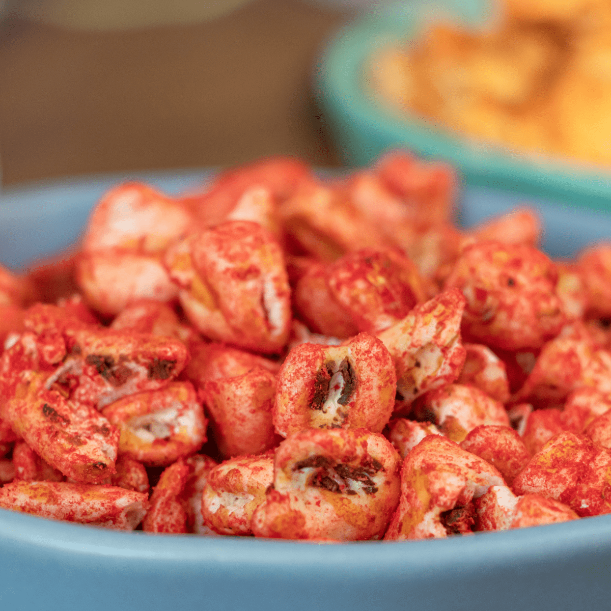 maicitos enchilosos rojos enfoque a los granos de maiz inflado marca blofis
