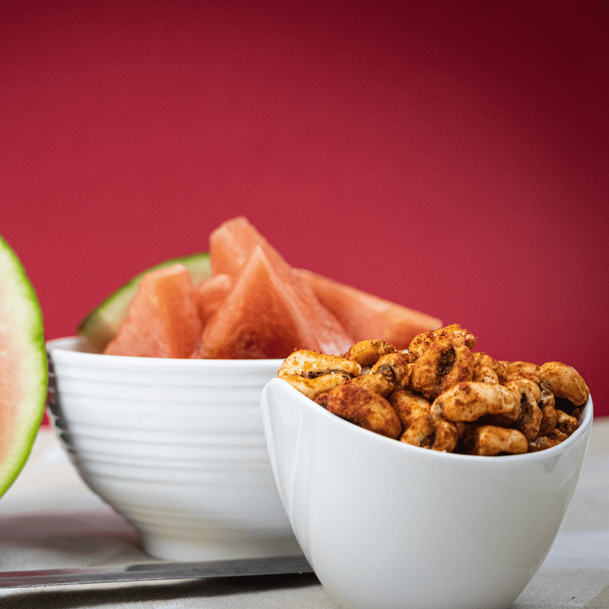 sandia picada en triangulos con maiz inflado blofis receta de snack saludable