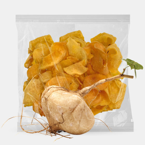 Bolsa de chips de jícama sin etiqueta junto a una jícama