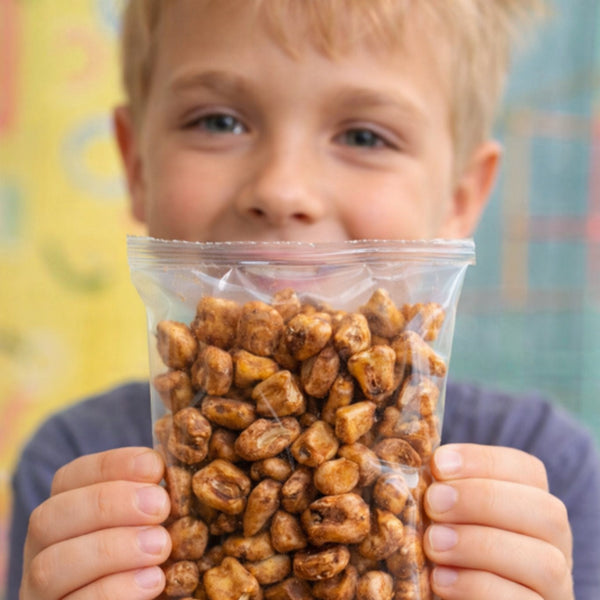 Niño sosteniendo una bolsa de maicitos