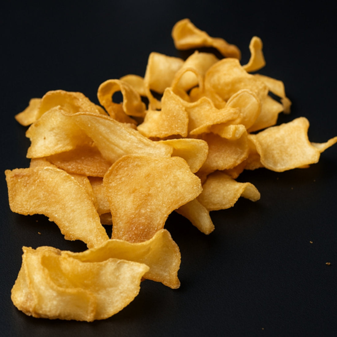 Chips de jícama sobre fondo negro