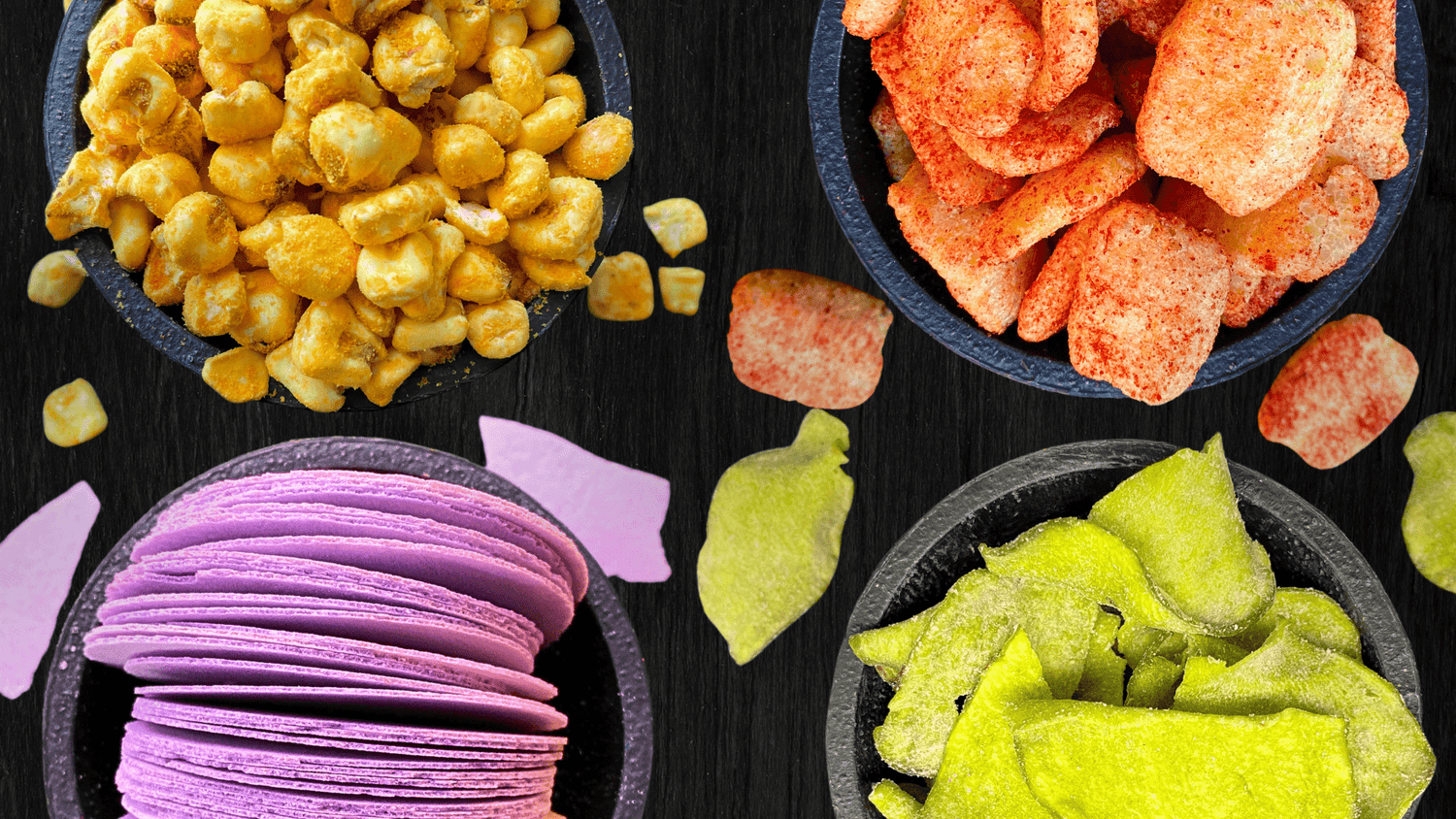 snacks_en_coloridos_empaques_personalizados_con_marcas_propias._Los_productos_incluyen_maicitos,_chips_de_verduras_obleas_de_amaranto_y_chicharrón_de_garbanzo_todos_dispuestos_de_manera_atractiva_sobre_una_mesa_de_madera_clara_En_el_fondo_se_puede_ver_una_pizarra_con_la_frase_Los_empaques_destacan_por_su_diseño_moderno_y_llamativo_resaltando_la_posibilidad_de_personalización_y_calidad_de_los_productos