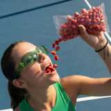 Chica comiendo maicitos directo de la bolsa