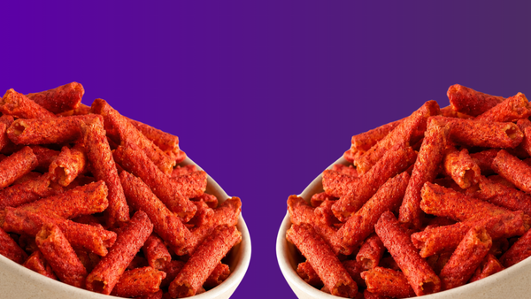 Dos tazones blancos llenos de Takitos de Amaranto sabor Fuego sobre fondo morado