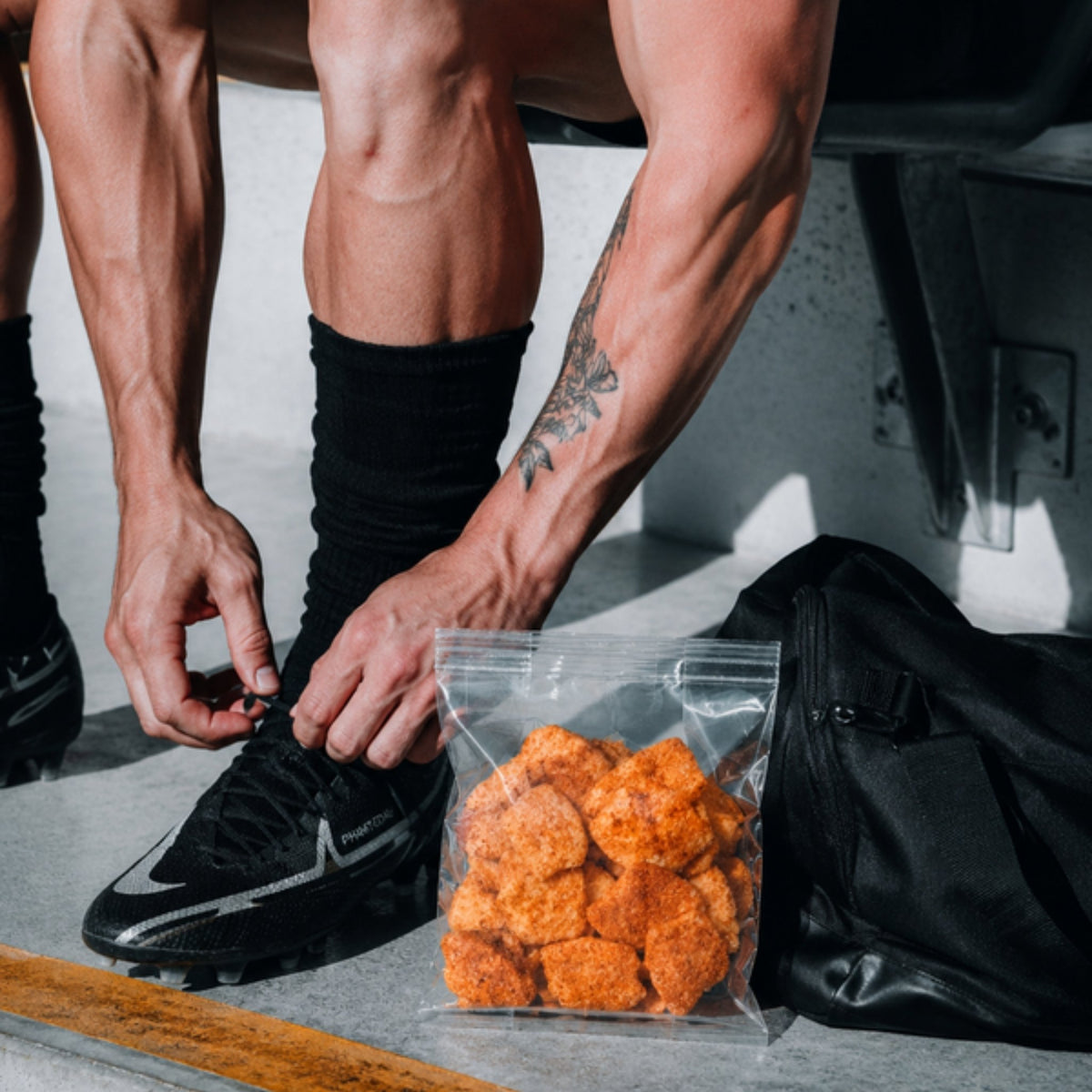 Bolsa de chicharrón de garbanzo junto a tenis deportivos