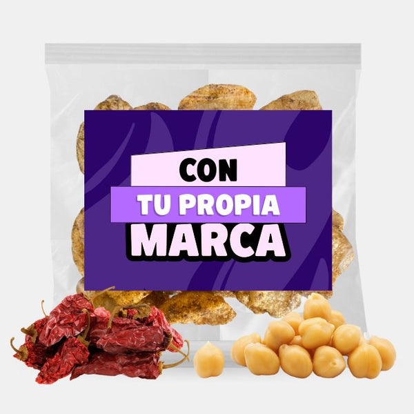 bolsa de chicharron de garbanzo con etiqueta personalizada para venta enfrente chiles chipotle y garbanzo cocido