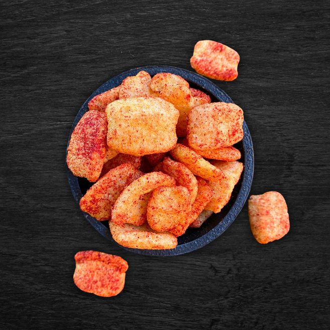 tazón con chicharron de garbanzo sabor chile limon sobre una mesa de madera botanas saludables horneadas