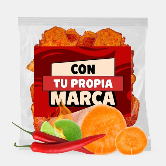 bolsa de chips de camote sabor piquin con una etiqueta que dice que personalizamos con tu logo y enfrente unos camotes naranjas naturales con limon y chile de arbol