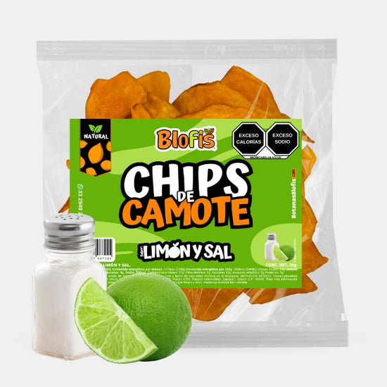bolsa de 50 gramos de chips de camote sabor limon y sal enfrente de la bolsa un salero y limones naturales