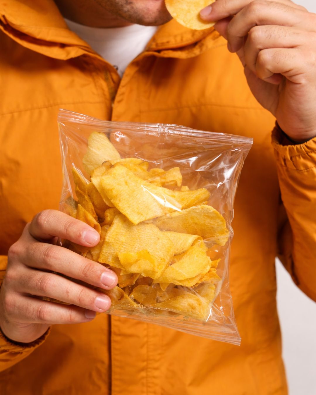 hombre sosteniendo bolsita de chips de jicama sabor limón blofis