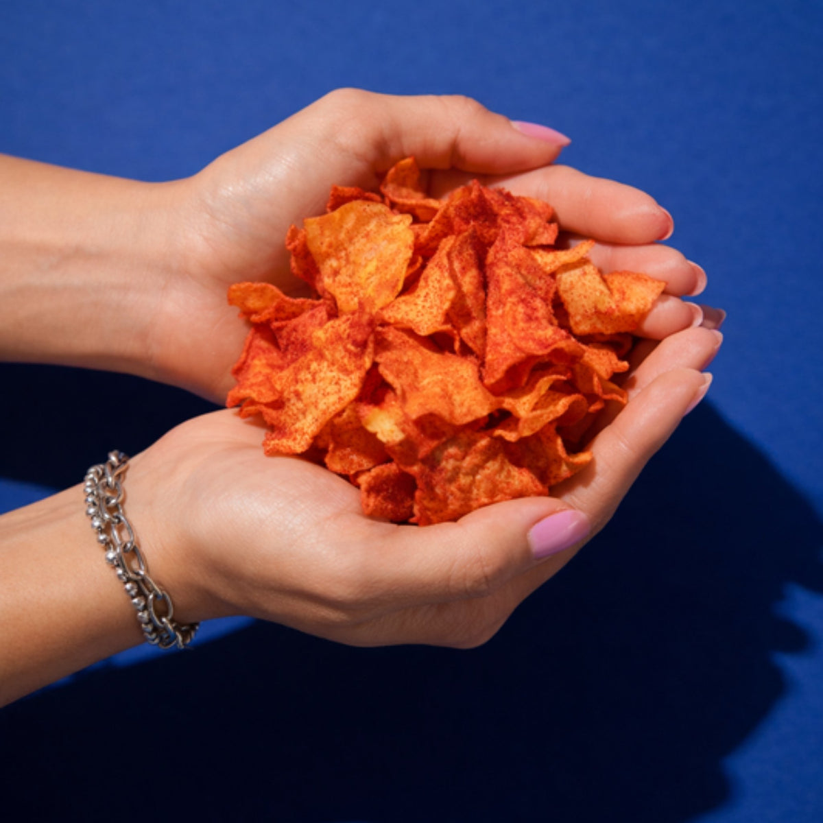 Manos con chips de jícama Fuego