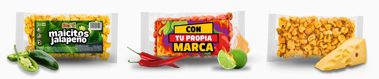 Variantes de maicitos inflados al vapor: distribución oficial con etiqueta Blofis sabor jalapeño, empaque personalizado con marca propia y presentación sin etiqueta. Fondo con chiles, limón y queso.