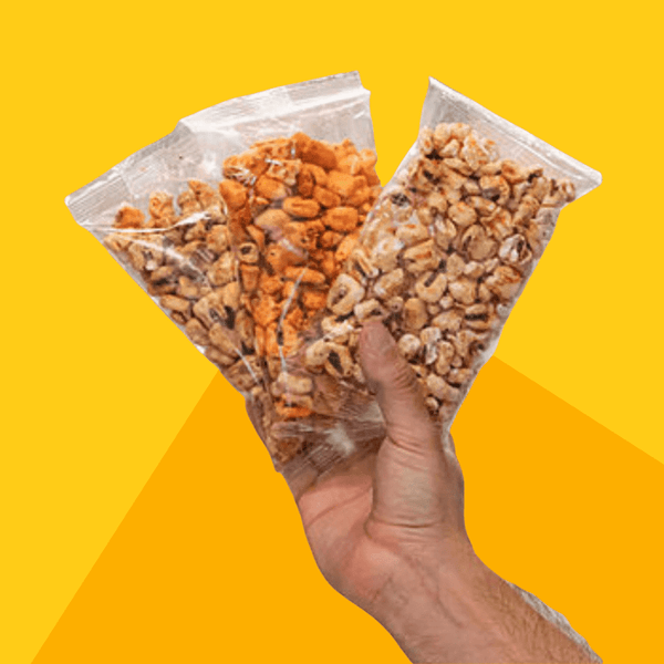 Mano con bolsitas de maicitos inflados al vapor fabricantes