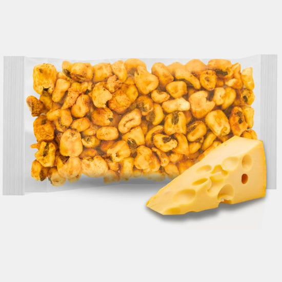 Maicitos inflados al vapor sabor queso en empaque sin etiqueta sobre un mantel a cuadros. Acompañado de queso y especias.