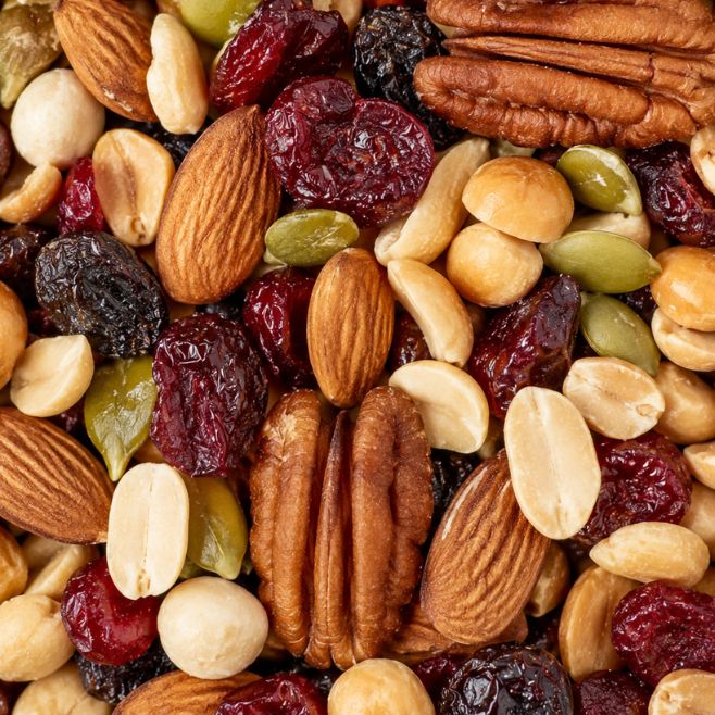 Mezcla de nueces Blofis, detalle de higo, arándano, pepita, cacahuate, nuez pecana y almendra