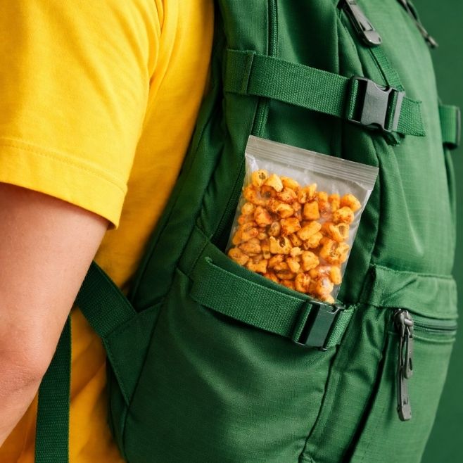 maiz inflado sabor ranchero dentro de una mochila verde