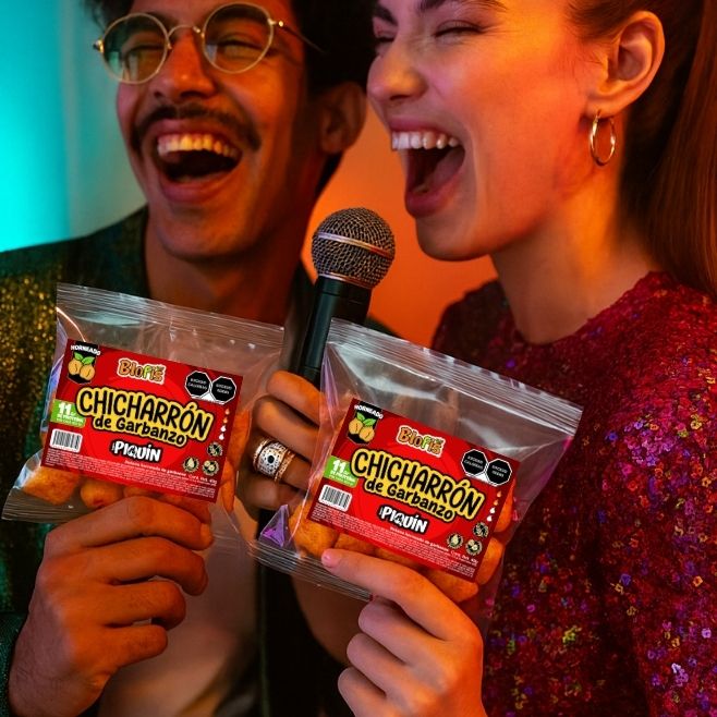 personas cantando mientras disfrutan el chicharron de garbanzo piquin de botanas blofis snacks saludables
