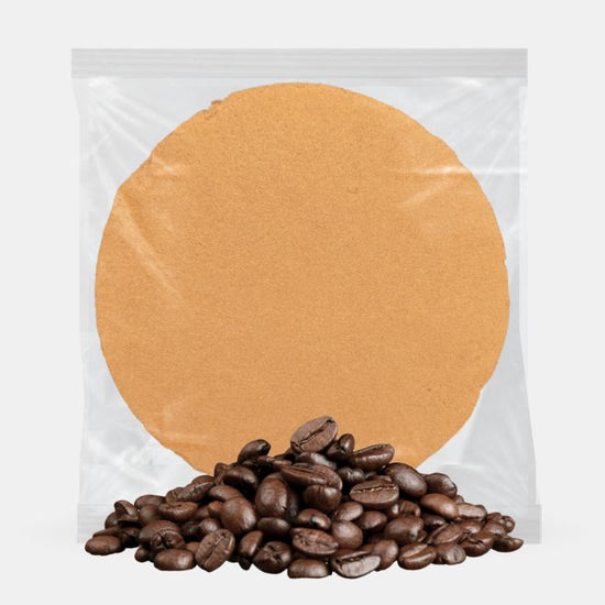 obleas de amaranto sabor café empacada en presentación de 30grs con bolsa transparente y de frente un pequeño monte de granos de café