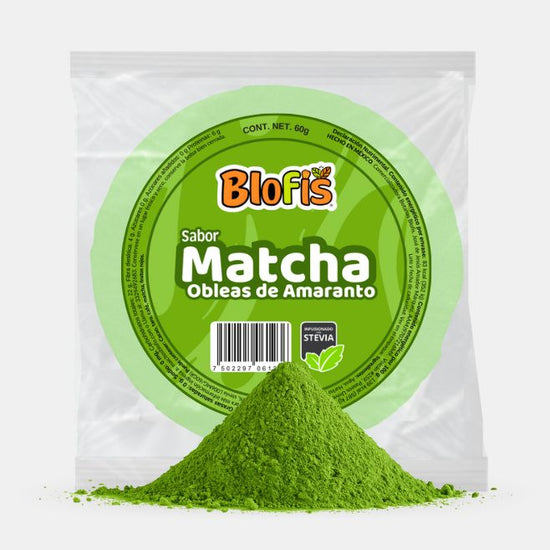 obleas de amaranto sabor matcha empacada en presentación de 30grs con bolsa transparente y de frente un pequeño monte con polvo de matcha natural
