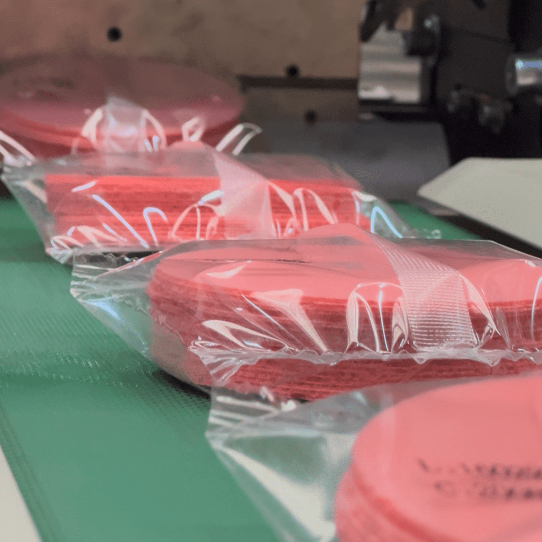 Empaque automatizado de obleas de amaranto en fábrica mexicana, con presentación lista para mayoreo y distribución nacional. Proceso de envasado higiénico que conserva frescura y extiende vida de anaquel. Obleas en sabores innovadores con posibilidad de personalizar etiquetas.