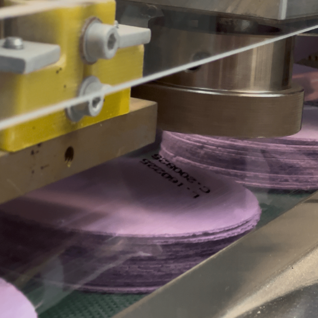 Fábrica de obleas de amaranto al mayoreo en México, proceso de producción automatizado con maquinaria de precisión para garantizar calidad, frescura y uniformidad en cada oblea. Especialistas en maquila de obleas de sabores como taro, chocolate, frutos rojos, matcha y natural, con opción de personalización de etiquetas.