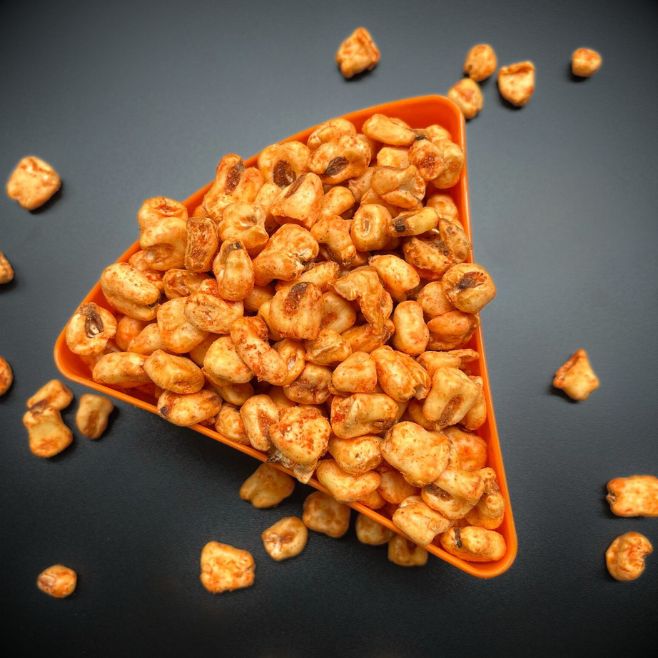 tazon naranja en forma de queso con maicitos queso chile sobre mesa negra snack saludable