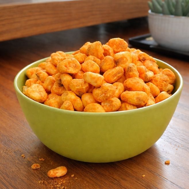 tazón color verde lleno de maicitos sabor queso chile sobre mesa de sala minimalista