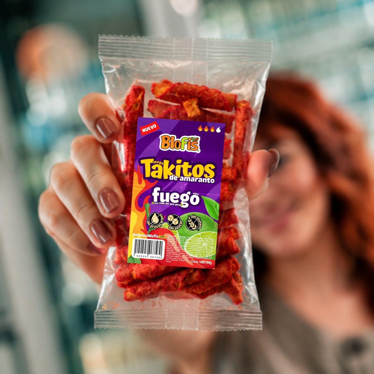 Mujer sosteniendo la bolsa de Takitos de Amaranto Blofis sabor Fuego de 50 g