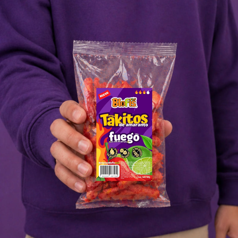 Manos sosteniendo una bolsa de takitos de amaranto Blofis sabor Fuego