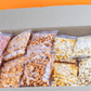 caja con maiz inflado mostrando el producto para vender en escuelas maicitos blofis